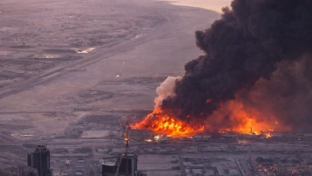 İran zərbəsi Abu-Dabini alova qərq etdi: Nəhəng zavod yanır - VİDEO