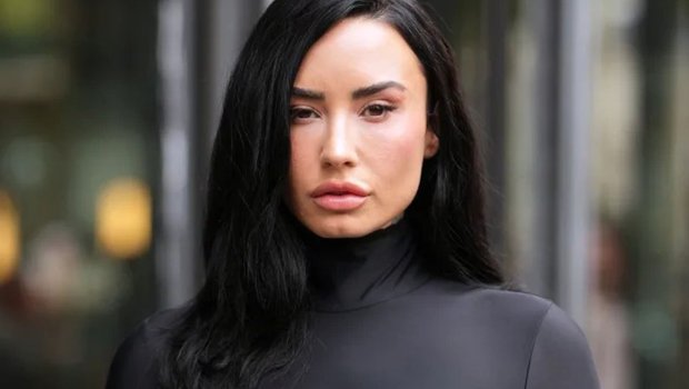 İllər sonra səhnəyə qayıdır - FOTO