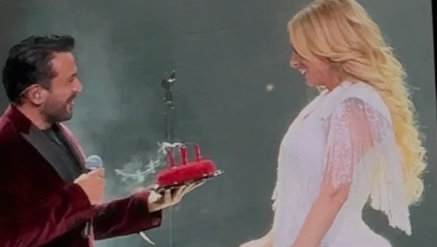 Emre Altuğdan Roza Zərgərliyə səhnədə sürpriz - VİDEO