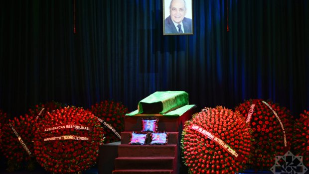 İlham Əliyev və Mehriban Əliyeva Rasim Balayevlə vida mərasiminə əklil göndərdilər