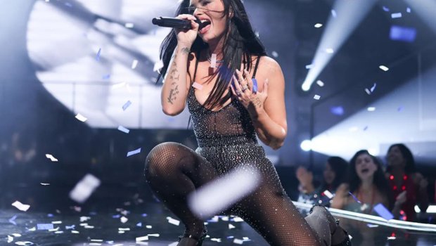 İllər sonra səhnəyə qayıdır - Fotolar