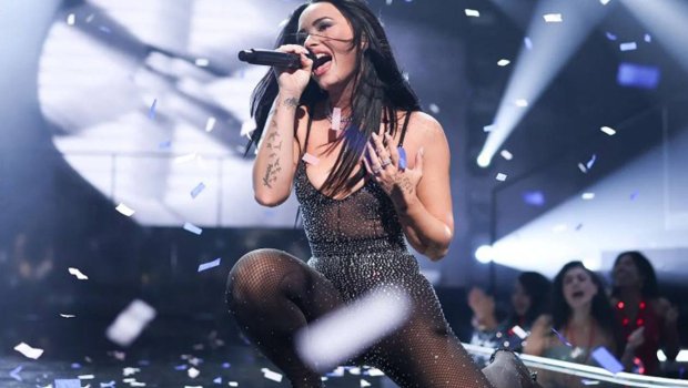 İllər sonra səhnəyə qayıdır - Fotolar