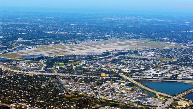 Palm Beach hava limanına Donald Trampın adı verilir