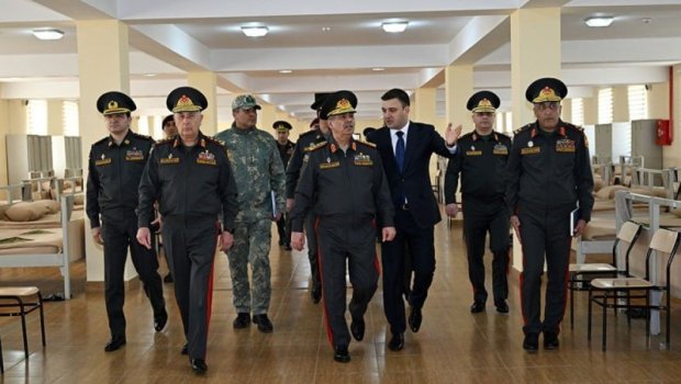 Müdafiə nazirinin yanındakı general kimdir? &ndash; DOSYE