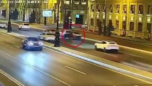 Maşını yolun hərəkət hissəsində saxlayan sürücü ağır qəzaya səbəb oldu &ndash; ANBAAN VİDEO