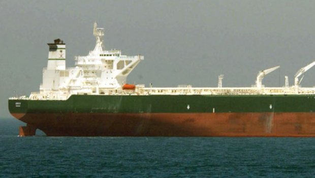 Qətərdə yanacaq tankerinə zərbə endirildi - 21 nəfər təxliyə edildi