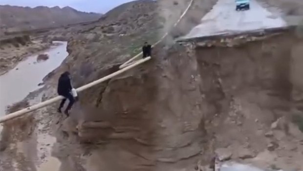 Qaradağda yolu sel apardı - Belə keçirlər - VİDEO