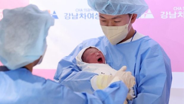 Bu şəhərdə 17 il sonra ilk dəfə uşaq dünyaya gəldi &ndash; FOTO