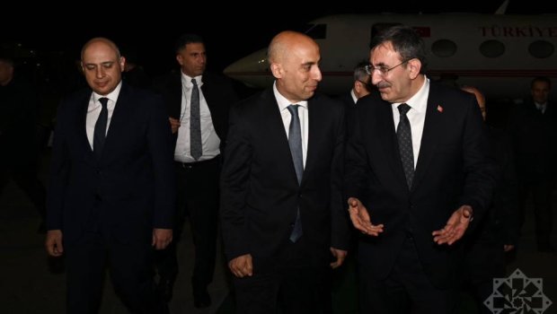 Türkiyənin vitse-prezidenti Azərbaycana səfərə gəldi &ndash; FOTO