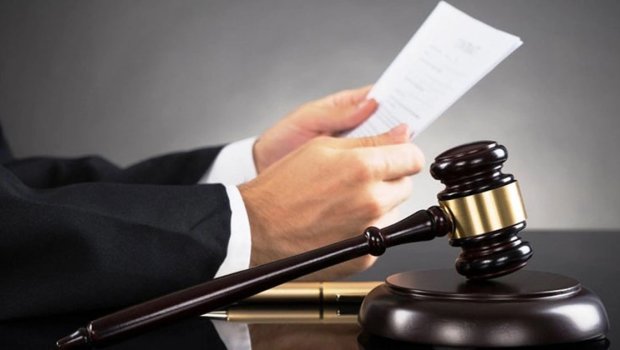 Bakıda kürəkənini öldürmək istəyən ata ilə oğlunun cəzası azaldıldı