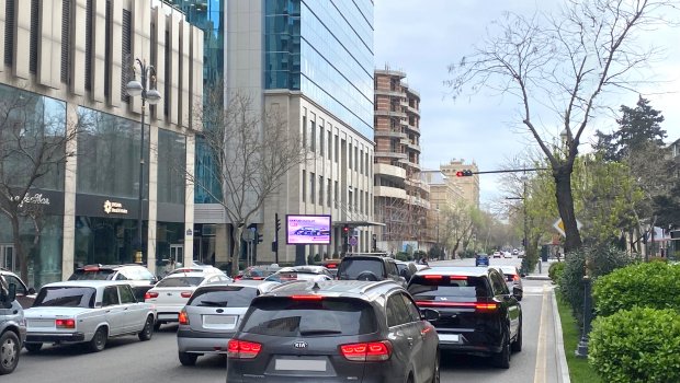 Üzeyir Hacıbəyov küçəsində HƏRƏKƏTİN TƏŞKİLİ DƏYİŞDİ - FOTO