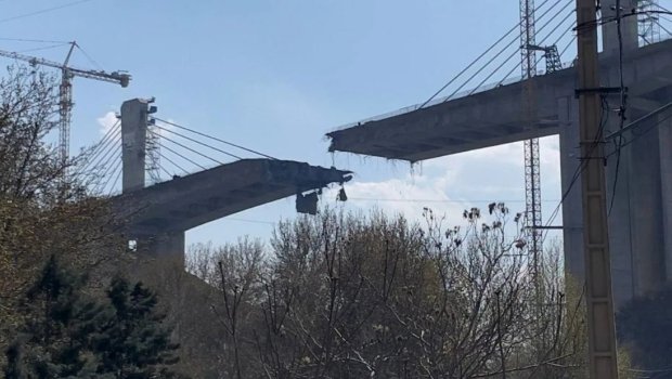 İranda Yaxın Şərqin ən hündür körpüsü dağıdıldı - FOTO
