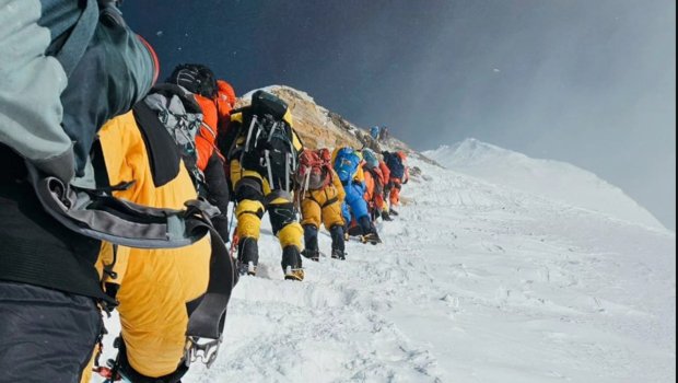 Yeməklərinə peyin qataraq alpinistləri xəstələndiriblər - Everestdə 20 milyonluq fırıldaq