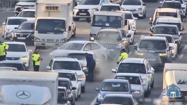 Bakıda yolun ortasında yanan avtomobil belə söndürüldü &ndash; ANBAAN VİDEO