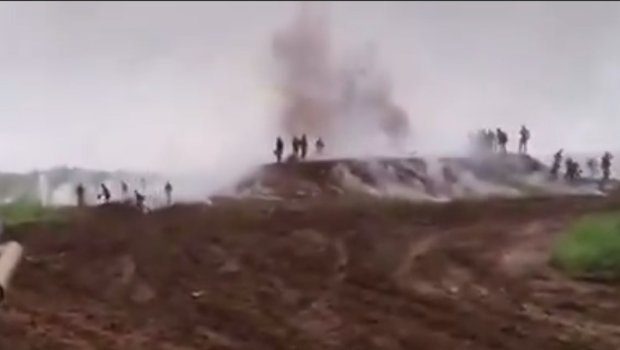 Çində TRAGİKOMİK HADİSƏ &ndash; Qumbaranı yanlışlıqla komandirlərə atdı &ndash; VİDEO