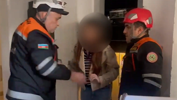 Liftdə köməksiz qalan qadın belə xilas edildi &ndash; VİDEO