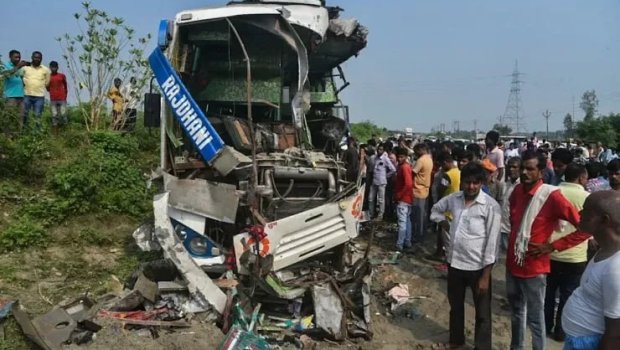 Bu ölkədə avtobus xəndəyə aşdı - 4 ölü, 18 yaralı var