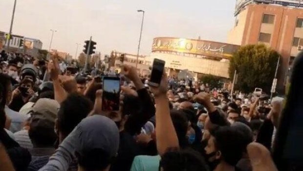 Tehran sakinləri: &ldquo;İran gözlərimizin qarşısında məhv edilir&rdquo;