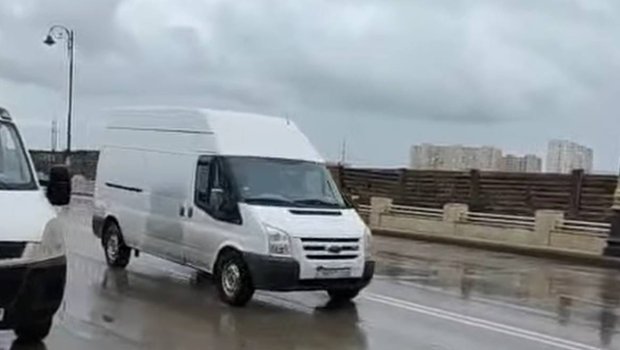 Bakı-Ələt-Qazax magistral yolunda yığılan yağış suları kənarlaşdırıldı - VİDEO