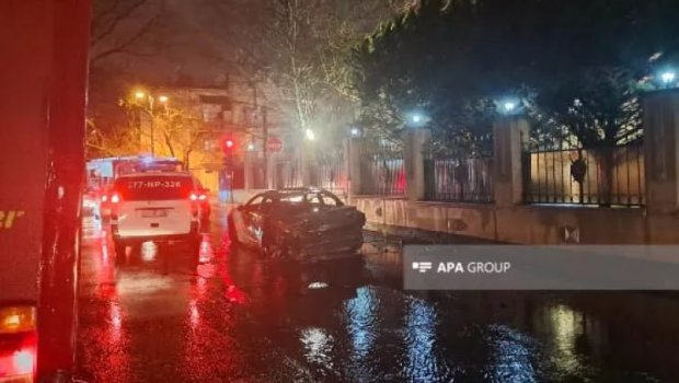 Hərbi Prokurorluğun qarşısında maşın yandı - FOTO/VİDEO