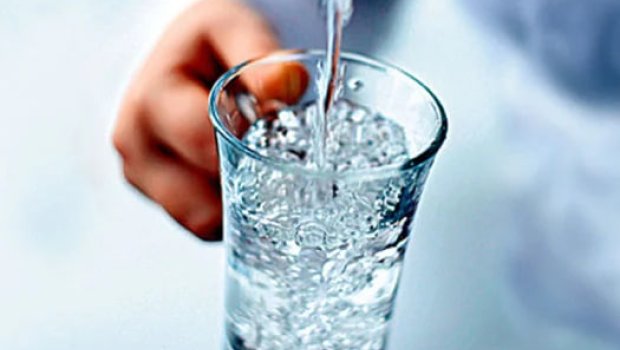 Yeməklə birlikdə su içənlərə xəbərdarlıq