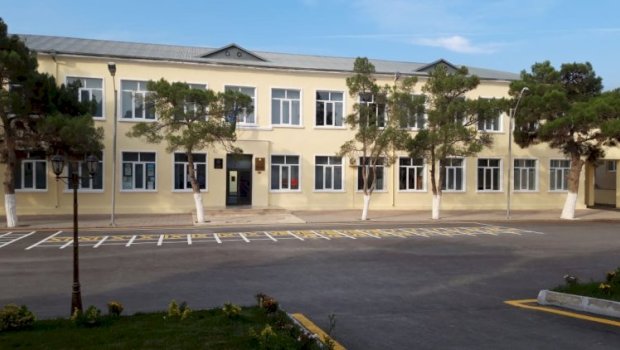 Məktəbdə dava: Xadimə direktora hücum etdi