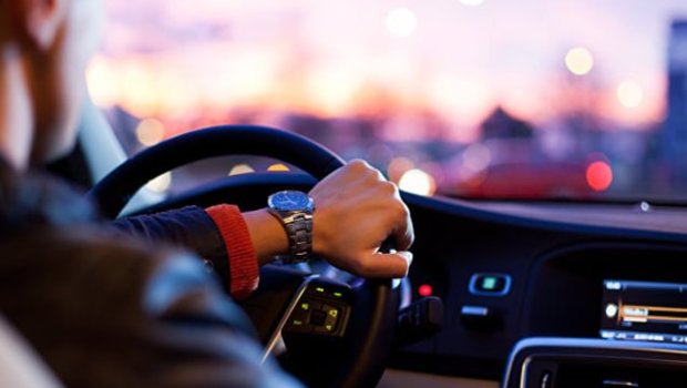 Yol kənarı ilə gedirdi, maşın vurub öldürdü