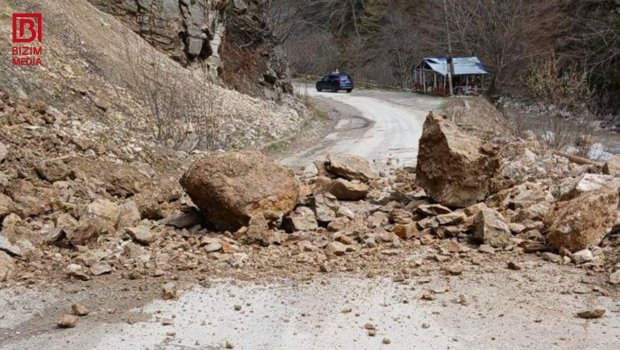 Qubada sürüşmə baş verən yol belə təmizlənir &ndash; VİDEO