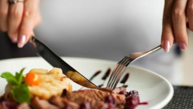 Azərbaycanda qadın yemək yeyərkən faciəvi şəkildə ölüb