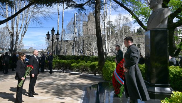 Prezident və birinci xanım Tbilisidə Ulu Öndərin abidəsini ZİYARƏT ETDİLƏR - FOTO/VİDEO