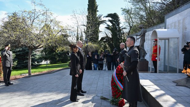 Prezident Tbilisidə Qəhrəmanlar Memorialını ziyarət etdi - FOTO/VİDEO