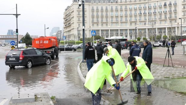 8 noyabr prospektində yağışın yaratdığı fəsadlar aradan qaldırılır &ndash; FOTO