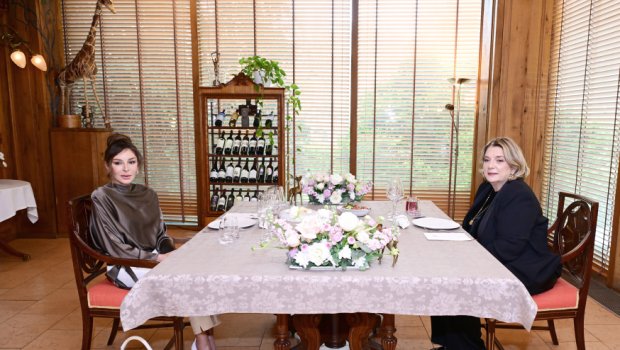 Birinci xanımlar lançda - FOTO