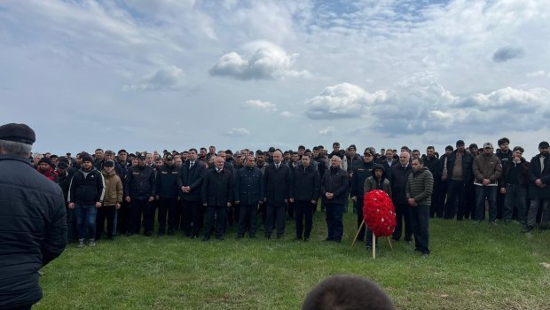 Qusar icra başçısı yağışın fəsadlar törətdiyi ƏRAZİDƏ: Sel sularına düşərək ölən gəncin dəfn mərasiminə qatıldı - FOTO