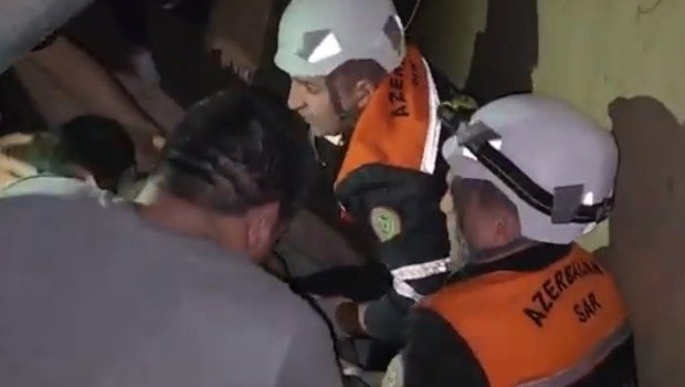 Bakıda ev çöküb, dağıntılar altında qalan qadın...