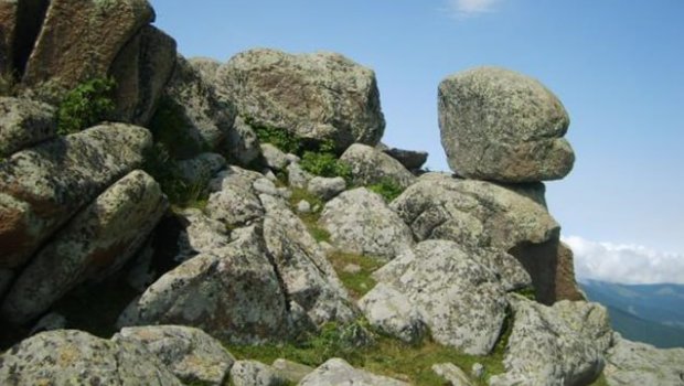 İtkin düşən kişinin meyiti qayalıqda tapıldı