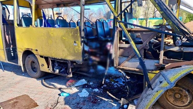 Rusiya ordusu Ukraynada avtobusa zərbə endirdi: 3 ölü, 12 yaralı var - FOTO