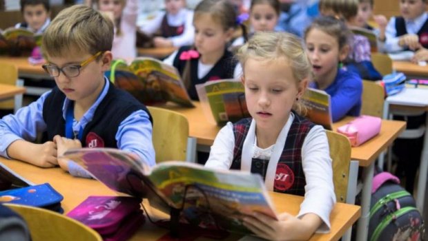 Rusiya məktəblərində QANLI İNSİDENT&ndash; Şagird müəllimi bıçaqla öldürdü - VİDEO