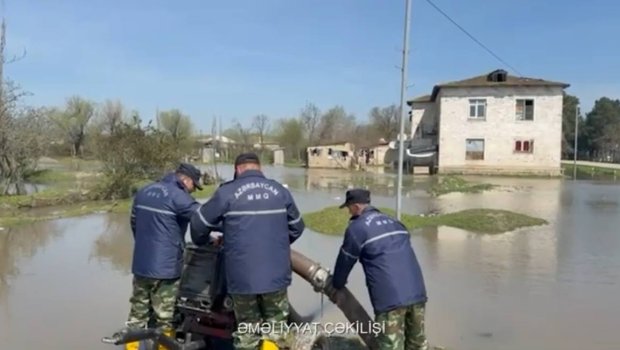 Bakının bu əraziləri yağış sularından təmizlənir &ndash; VİDEO