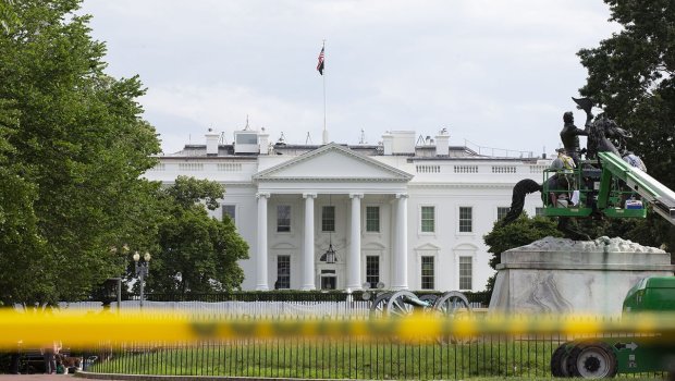 Ağ Evdən ilk - Açıqlama