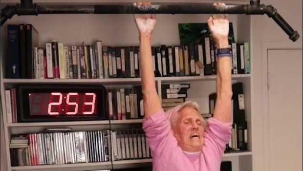 90 yaşında turnikdən 3 dəqiqə asılı qaldı, REKORD QIRDI &ndash; VİDEO