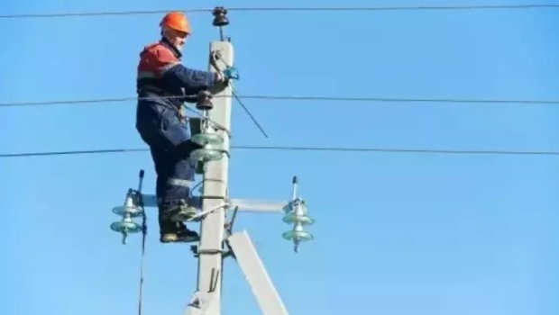 Zaqatalada "Azərişıq" əməkdaşı dirəkdən yıxıldı