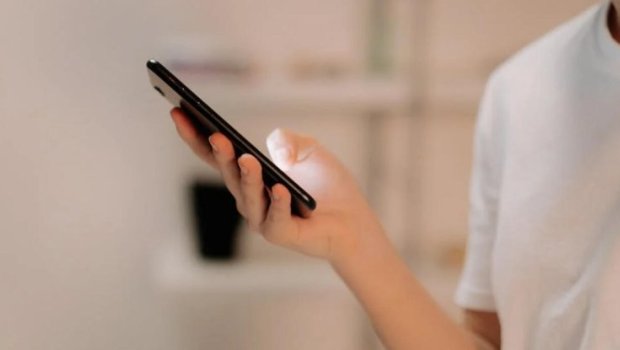 Cibinizdəki "saatlı bomba": Hər gün etdiyimiz bu hərəkət telefonu daxildən məhv edir