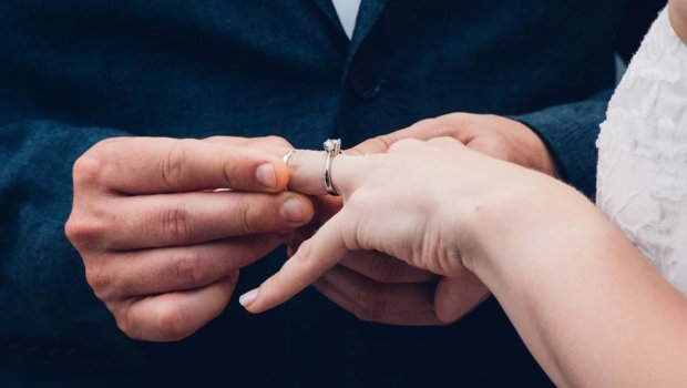 Azərbaycanda həyat yoldaşının soyadını götürən KİŞİLƏRİN sayı açıqlandı