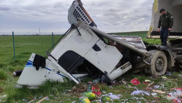 Yük avtomobili ödənişli yolda aşdı - FOTO