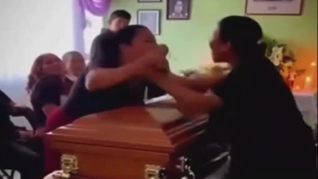 Tabut başında biabırçılıq: Ölən kişinin dul arvadı ilə sevgilisi əlbəyaxa oldu &ndash; ANBAAN VİDEO