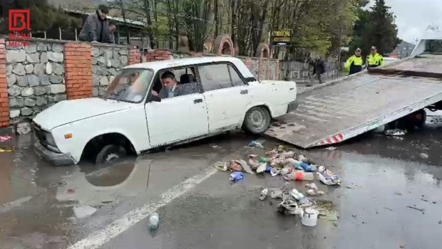 Yağışlı yolda sürət həddini aşıb divara çırpıldı - FOTO-VİDEO