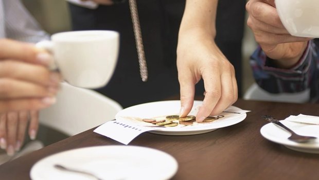 Restoranlarda &ldquo;servis haqqı&rdquo; MÜƏMMASI - Müştəri ödəməyə məcburdur?