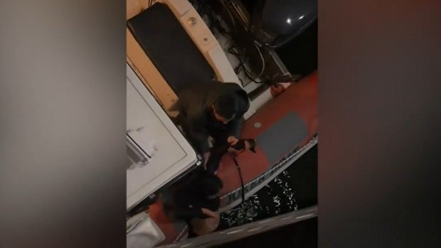 Bulvarda dənizdə batan qız belə xilas edildi &ndash; ANBAAN VİDEO