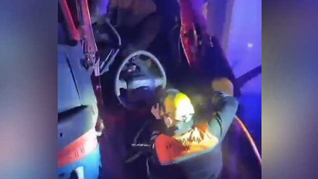 Qəzaya düşən sürücü belə xilas edildi &ndash; VİDEO